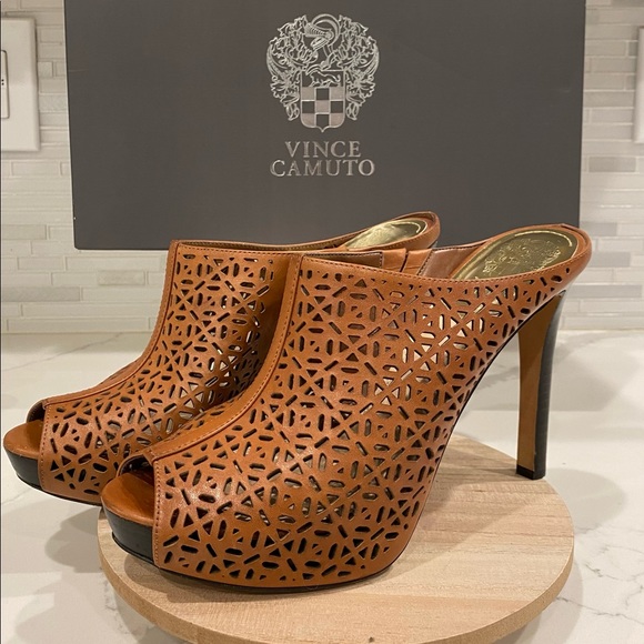 Vince Camuto slip on heels size 9 1/2 - Picture 2 of 5